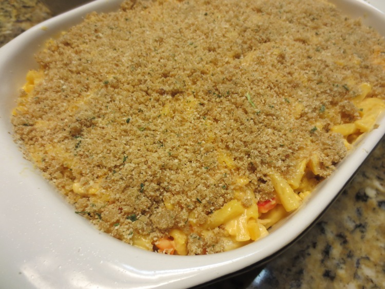 butter + breadcrumb mixture evenly distributed over top of the mac 'n cheese